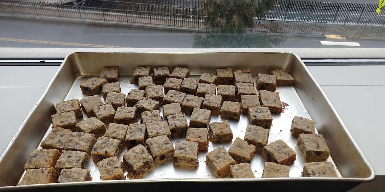 Blondies with chocolate and rum